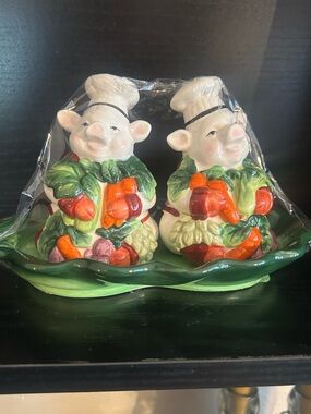 Farmer’s Market 3-Piece Piglet Salt and Pepper Shakers